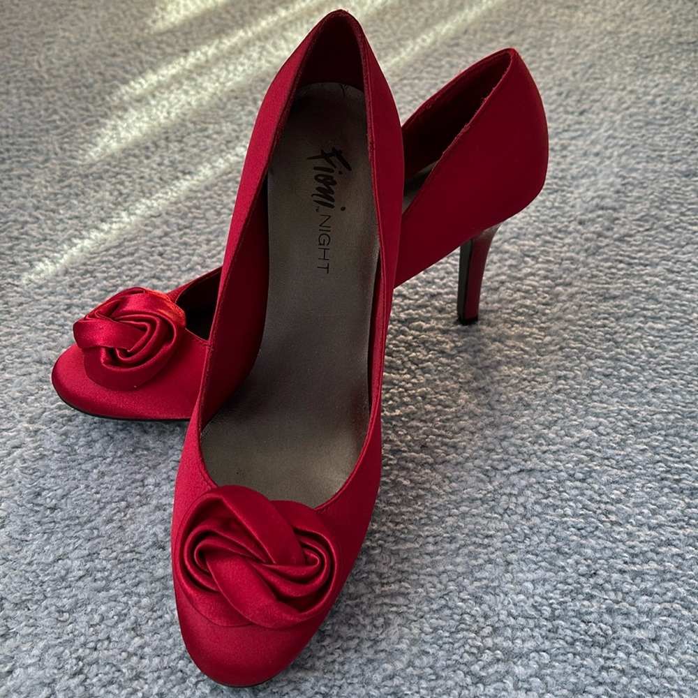 Fiona Night Pump with floral shape size 8 gently worn